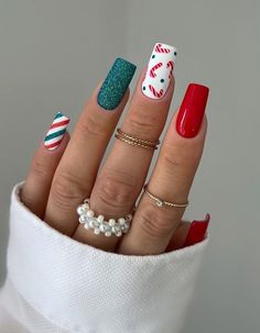 Medium Winter Nails, Winter Nails Ideas, Nail Art Noel, Candy Cane Nails, Square Nail Designs, Nail Design Ideas, Striped Nails, Christmas Nails Acrylic