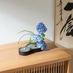 This is an ikebana flower vase made of aluminum, crafted using the traditional technique of Takaoka copperware. Uniquely shaped akin to a gourd, the upper side is in a silver-gray color and adorned with harmonious ripple-shaped decorations, evoking the ambiance of a Japanese garden. The sides finished in a textured matte black achieve a striking contrast. This vase includes a kenzan, a metallic flower frog to set flowers and greenery. Even those new to ikebana will be able to create artistic floral arrangements by fixing blooms onto the needles of the small-sized kenzan. Each piece is handmade using the sand casting technique where metallic bases are made by pouring hot metal into hardened sand molds. This traditional technique has been handed down in Takaoka City for over 400 years. The p Flower Vase Making, Decorative Stand, Japanese Tea Cups, Ikebana Flower, Japanese Teapot, Sake Set, Bamboo Basket, Matcha Bowl, Tea Canisters