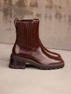 Lison Ganache - Mid-heel chelsea boots in brown patent leather - Bobbies - Women Minimalistic Outfits, Heeled Chelsea Boots, Fall Closet, Flat Boots, Mid Heel, Heeled Ankle Boots, Brown Boots, Autumn And Winter, On Shoes