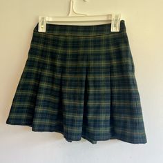 Women Dark Green Hollister Pleated Plaid Skirt. Plaid Green Skirt Outfit, Green Mini Skirt For School, Green Pleated School Skirt, Green Plaid Skirt Outfit, Green Pleated Skirt Outfit, Plaid Mini Skirt Outfit, Plaid Skirt Green, Green Plaid Mini Skirt, Green Plaid School Skirt