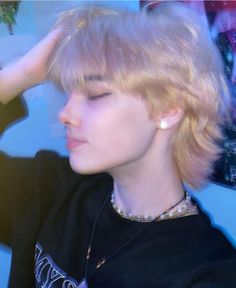 Long In The Back Short In The Front Hair, Gender Neutral Haircuts Straight Hair, Platinum Blonde Mullet, Bleached Hair Short, Gender Affirming Haircut, Short Gender Neutral Haircuts, Light Blonde Short Hair, Bleached Short Hair, Blonde Fluffy Hair