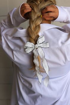 IT'S BOW SEASON BABY! This bow is the statement piece you've been looking for. It has a large clamp that will stay in your hair all day. It comes in a true white material with a black trim. Kerastase Hair, Bow Season, Bow Aesthetic, People Shopping, Black Trim, White Material, You've Been, A Black, Jumpsuit Dress