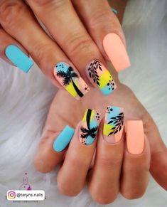 22 Tropical Palm Tree Nails 2 Vacation Nail Art, Vacation Nails Beach, Olive Nails, Summer Nails Beach, Miami Nails, Floral Nail Designs, Beachy Vibes