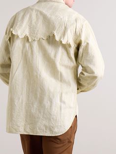 Clearly inspired by Western style, KAPITAL's 'Magpie' denim shirt is subtly jacquard-woven with feathers. It's kitted out with a pair of point flap pockets and has a distressed layered yoke on the back. We have the coordinating jeans in our edit, too. Western Denim Shirt, Jacquard Shirt, Denim Patchwork, Plain Shirts, Western Shirt, Armani Men, Magpie, Formal Shirts, Western Shirts