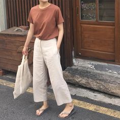 Simple tee, crop trousers Minimalist Moda, Crop Trousers, Charlotte Gainsbourg, Jane Birkin, Minimal Chic, Korea Fashion, Color Combo