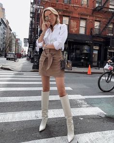 White Knee High Boots, White Boots Outfit, Stylish Spring Outfit, Outfit Botas, White Boots, Outfits Winter, Street Outfit, Looks Style