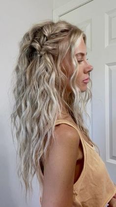 Whimsical Blonde Hair, Fun Womens Hairstyles, Cute Med Hairstyles, Formal Down Hairstyles Short, Prom Hair Crimped, Beachy Hair With Braids, Curly Hair Color Ideas Blonde, Beach Pictures Hairstyles, Summer Hairstyles Down