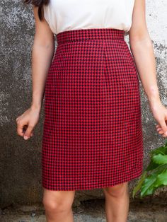 A 90s vintage aesthetic inspired red and a black checkered high waisted houndstooth skirt. It's the perfect 90s throwback vintage piece with small black checkered patterns for those who love the nostalgic grunge aesthetic Tag Size - 40 / Large Measurements  The measurements are taken with the clothes laid flat, please double the chest, waist and hips measurements.  Length from the waist - 54 cm Waist - 13.5 inches/ 34 cm Hips - 48 cm Condition - Good, no major defects Materials- Polyester & Visc Fitted Houndstooth Pencil Skirt, Fitted Gingham Skirt With Lining, Fitted Gingham Lined Skirt, Retro Fitted Plaid Skirt, Fitted Retro Plaid Skirt, Cher From Clueless, Magenta Skirt, Mean Girls Aesthetic, Cher Clueless