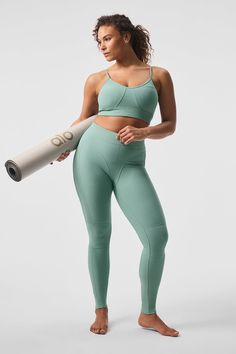 A subtle nod to the ’80s, these leggings have coolly contrasting ribbed panels and bikini bottom seaming. We love the high-rise, full-length fit and the stretchy elastic waistband with a tonal Alo logo. And they’re done in Alosoft—our coziest fabric with a buttery feel and a brushed finish. Complete the look with the matching Alosoft Head Start Bra. Runner Body, Runners Body, Green Shirts, Tennis Quotes, Tennis Outfit, Yule Decorations, Black Socks, Tennis Clothes, Orange Slices