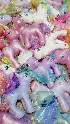 there are many little ponys all together