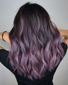 Pelo Color Vino, Lavender Hair Colors, Light Purple Hair, Hair Color Underneath, Peekaboo Hair, Lilac Hair