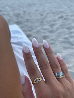 CHIC MINIMALIST NAILS | WEDDING  NAILS White French Nails, Kutek Disney, Unghie Sfumate, Neutral Nails, Beach Nails, Minimalist Nails, Classy Nails, Funky Nails, Chic Nails