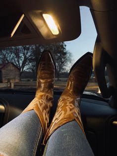 Casual Country Outfits, Cowboy Romance, Lifestyle Board, Estilo Country, Cowboy And Cowgirl, Cowgirl Style, Country Outfits, Feminine Energy, Girls Wear