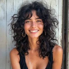 Curly Hair With A Lot Of Layers, Layercut Haircut Short, Wavy Bangs Round Face, Mid Length Curly Shag Haircut, Edgy Hair Curly, Short Layer Curly Hair, Natural Curly Shag, Haircut Curly Hair Girl