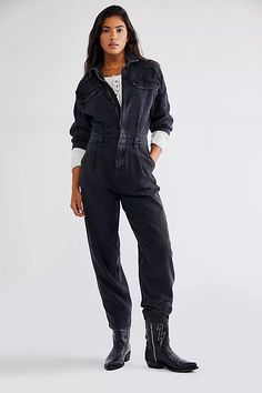 Denim Jumpsuit Outfit, Pregnancy Fashion Winter, Denim Coverall, Kendall Jenner Street Style, Wardrobe Consultant, Defined Waist, Androgynous Fashion, Workwear Fashion