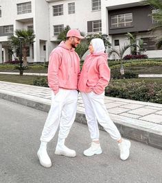 Nike Couple Outfits, Pink Couple Outfit, Couple Dress Matching, Couples Outfits Matching, Couple Outfits For Pictures, Matching Outfit Ideas, Couples Dress