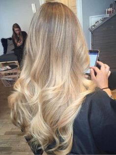 ✨ Laissez briller vos cheveux en 2024 avec cette idée de balayage blond doré, à la pointe de la tendance ! ☀️💛 Une touche ensoleillée pour une allure éclatante. ✨ #BalayageBlondDoré #Tendance2024 #CheveuxLumineux #Blond #Cheveux #Coiffure #Naturel Blond Balayage On Brown Hair Medium Length, End Of Summer Blonde Hair, Warm Blonde Hair Balayage, California Blonde Hair Sun Kissed, Canada Outfits, Warm Bronde Balayage, Rich Blonde, Blonde Styles, Warm Blonde Hair