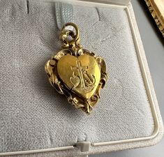 This listing is for a beautiful antique German reliquary locket, a gold-plated Victorian Faith Love Hope medallion, very nicely done. In good antique condition, ideal for a necklace! Material: solid silver Total weight: 3.8g Measures: approx. 25 x 33 mm (1 x 1.2 inch)  PLEASE LOOK AT THE PICTURES, THEY ARE PART OF THE DESCRIPTION AND ARE THE ACTUAL ITEM YOU WILL RECEIVE.  ALL OUR ITEMS ARE IN WORN, VINTAGE CONDITION. Antique Yellow Gold Locket Necklace With Charms, Antique Gold Jewelry For Commemoration, Antique Medallion Jewelry For Commemoration, Antique Commemoration Medallion Jewelry, Antique Charms Necklace For Wedding, Antique Charms Necklaces For Wedding, Antique Charm Necklaces For Wedding, Antique Charms Locket Necklace For Wedding, Antique Locket Necklace With Charms For Anniversary