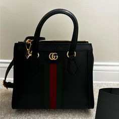 Gucci Purse - Worn About 3 Times Gucci Purse, Bags Gucci, Gucci Handbags, Gucci Bags, Gucci Bag, Limited Time, Bag Lady, Purse, Gucci