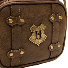 ¡Te va a encantar este bolso de Harry Potter Hogwarts! Elegante y elegante, este bolso cruzado está hecho de cuero vegano de primera calidad. Mide 11,5 x 8,0 x 4,5 pulgadas y cuenta con espacio para llevar todas tus cosas favoritas, incluido el teléfono, la billetera, las llaves y más. La correa de poliéster extraíble es totalmente ajustable de 38 a 72 pulgadas. Este producto está fabricado por Buckle-Down y tiene licencia oficial de Warner Bros. Movies.

 Más detalles




 ¡Te va a encantar es Hogwarts Bag, Hogwarts Trunk, Harry Potter Bag, School Of Witchcraft, The Wizarding World Of Harry Potter, Batman Comic Books, Hollywood Undead, Buddy The Elf, Hogwarts School