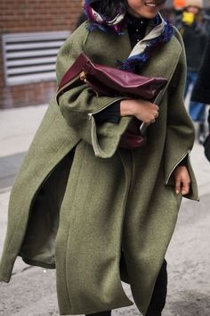 Margaret Zhang, Mode Abaya, Looks Street Style, Fringe Scarf, Styl Boho, Green Coat, Mode Inspo, Fall Collection, 가을 패션