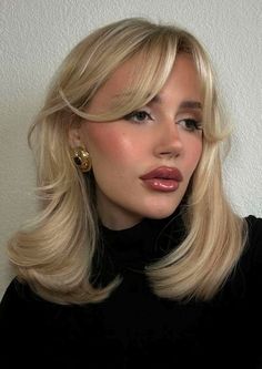 Light Blonde Short Hair, Pale Skin Hair Color, Blonde Haircuts, Smink Inspiration, Blowout Hair