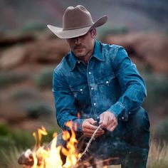 Cowboy Pictures, Cowboy Aesthetic, Felt Cowboy Hats, Chapeau Cowboy, Estilo Country, Cowboy Up, Cowboy Outfits, Country Men, Cowboys Shirt