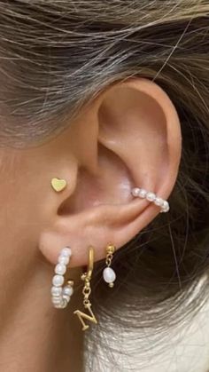 Pearl Hoops Outfit, Ear Piercings Inspiration Both Ears, Cute Gold Piercings, Gold Earings Piercings Ideas, Earrings Aesthetic Pearl, Ear Piercing Ideas Pearls, Gold And Pearl Hoop Earrings, Cute Ear Piercings Gold, Ear 3 Piercings