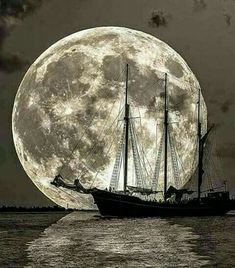 a boat floating in the ocean under a full moon with caption that reads, para los amates de la luna