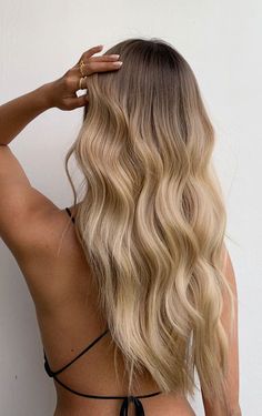 37. Ombre Blonde Beach Waves Spring is in the air, the warm weather will arrive soon and look like there’s no further lock down... Warm Blonde Hair, Dirty Blonde Hair, Honey Blonde Hair, Balayage Hair Blonde, Blonde Hair Looks