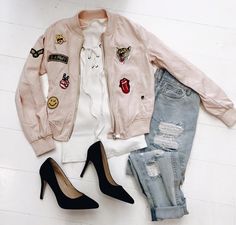 pink patched bomber boyfriend jeans and heels www.yesboutique.be Boyfriend Jeans And Heels, Fashion Now, Patched Jeans, Clothing Patches, Cute Jackets, Fashion Line, Outfits Casuales