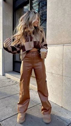 Fall Brown Outfits, Casual Comfy Winter Outfits, Brown Aesthetic Outfits, Brown Leather Outfit, Mom Fits, Brown Leather Pants, Leather Pants Outfit, Elegante Casual