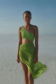 Shiny Dress, Shiny Dresses, Weekly Outfits, Shoulder Cut, Mode Inspiration, Instagram Foto, Fitted Dress, Green Dress, Day Dresses