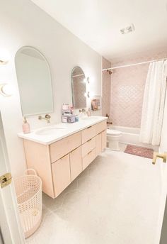 a bathroom with a sink, toilet and bathtub