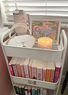 Cute Book Cart Ideas, Room Ideas Clutter, Organization Ideas For My Room, Bookshelf Aesthetic Decor, Cute Bookshelf Aesthetic, Bedroom Organization Aesthetic, Cart In Bedroom, Book Carts Aesthetic, Clean Bookshelf