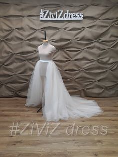 a dress on display in front of a wall with a sign that says zvizdress