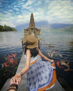 Even though you might visit the island for the sunshine (and mostly to relax), you’ll soon start to find that a visit to the best temples in Bali is pretty exciting too. Mountain Photo Ideas, Honeymoon Pictures, Bali Island, Parasailing, Couple Picture Poses