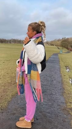 Blanket Scarf Outfit, Uggs Tasman, Amsterdam Outfit, Uggs Outfits, Look Boho Chic, Thanksgiving Outfits, Scarf Outfit, Uggs Outfit