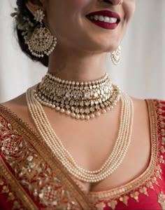 Rajputi Necklace Set Gold, Neck Pics, Reception Jewellery, Draping Saree, Layered Jewellery, Bandhani Sarees, Indian Wedding Jewelry Sets, Kundan Jewellery Set, Sabyasachi Jewellery