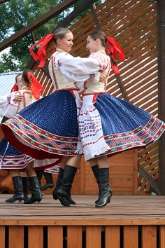 Cultural Dress, Cultural Clothing, Folk Culture, Clothing Embroidery, Types Of Dancing, World Dance, Folk Clothing