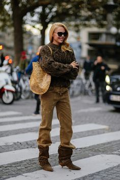 Gold Boots Street Style, 2025 Wardrobe, Boots Street Style, Boho Winter Outfits, Mocha Mousse, Bo Ho, Gold Boots, Winter Boho, Colored Pants