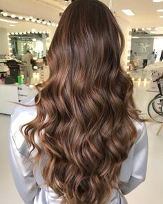 Hair Color For Beige Skin Tone, Brunette Bombshell Hair, Balayage Mocha Brown, Natural Curly Hair Cuts, Hair Curling Tips, Long Hair Video