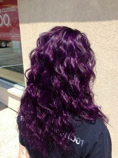 Purple Hair Colors Ideas, Perpul Hair Color Ideas, Multi Shade Purple Hair, Darker Purple Hair, Hairdye Ideas Purple, Purple Hair On Curly Hair, Hair Dye Ideas Wavy Hair, Curly Violet Hair, Hair Dye Ideas For Wavy Hair