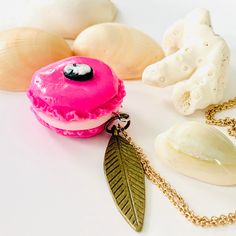 Collier d'or 18K avec un joli et délicieux Français charme macaron. Il s'agit d'une version miniature de bijoux du dessert classique Français macaron. Fabriqué à la main à partir d'argile Eco-polymère, le collier est pouces de long et le pendentif est de 3/4 pouces. Il a un délicieux extrait aromatique naturel de baies sucrées. Vous porterez votre création élégante en un rien de temps!   Idéal pour une utilisation quotidienne et fait un cadeau unique parfait! Détails: * Longueur: 21 » * 18K Or * Macaron d'argile eco polymère * Huile essentielle infusée Macarons, Gift Registry, Pendant Necklaces, Berry, Jewelry Necklace Pendant, Birthday Gifts, Accessory Gift, Jewelry Necklaces, Electronic Accessories