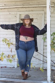 Before you try to tell me you can't wear crop tops..... If she can rock it like a bad bitch you can too. Outfits For Chubby Girls, Plus Size Crop Top, Crop Top Plus Size, Big Jeans, Plus Size Crop Tops, Wear Crop Top, Top Plus Size, Cute Crop Tops, Crop Top Outfits