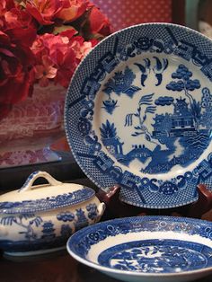 blue and white dishes are sitting on a table