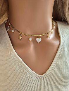 Add a touch of elegance and style to your loved one's jewelry collection with this stunning Multi Charm Necklace with, Freshwater Pearls, Pearl Heart Charm & Delicate Gold Chain. Perfect for sealife lovers, this gold pearl choker can be worn effortlessly on summertime beach outings or even on special occasions such as weddings.  QUALITY  * 18K GOLD FILLED CHAIN, FINDINGS AND CLASP for a luxurious touch. Crafted with a high-quality 18K gold filled figaro chain, this gold charm necklace is adorned Latest Pearl Necklace Designs, Gold Pearl Choker, Modern Pearl Jewelry, Baroque Pearls Jewelry, Handmade Pearl Necklace, Delicate Gold Chain, Ocean Necklace, Pearl Necklace Designs, Pearl Heart