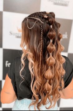 Get music festival ready with our list of over 30 of the best Festival hair ideas to rock this summer. From braids to glitter to chic hair accessories, stand out from the crowd with these cool AF hairstyles. Concert Hairstyles, Rave Hair, Penteado Cabelo Curto, Festival Hair, Easy Hairstyles For Long Hair, Long Curly