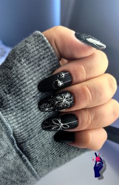 Black Christmas Nails Winter, Black Christmas Nail Designs, Black Christmas Nails, Beachy Nail Designs, Christmas Party Nails, Nails For 2023, Green Christmas Nails, Glitter Gradient Nails, Color Block Nails