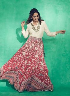 Perfect for mehndi function. Silk shirt with heavy lehenga and classic long neck piece. Shirt And Lehenga Outfit, Long Skirt Outfits Indian, Elegant Skirt Outfits, Long Skirt And Top, Long Skirt Fashion, Long Skirt Outfits, Lehenga Skirt, Indian Gowns Dresses